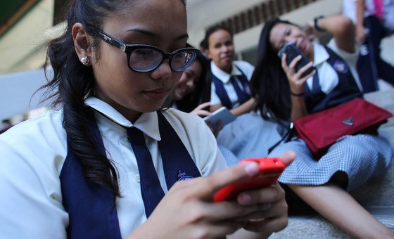 وسائل التواصل الاجتماعي لها تأثير كبير على حياة الأطفال، كما أن الاتصال المستمر بالإنترنت قد يأتي أيضا مع العديد من المخاطر، بما في ذلك الاستغلال الجنسي عبر الإنترنت للمراهقين والأطفال.